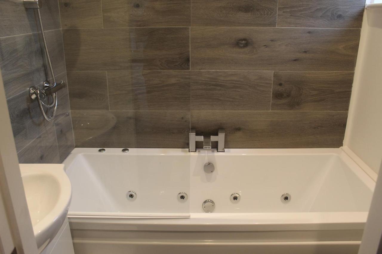 Albert Luxury Hottub & Jacuzzi Apartments Blackpool Kültér fotó