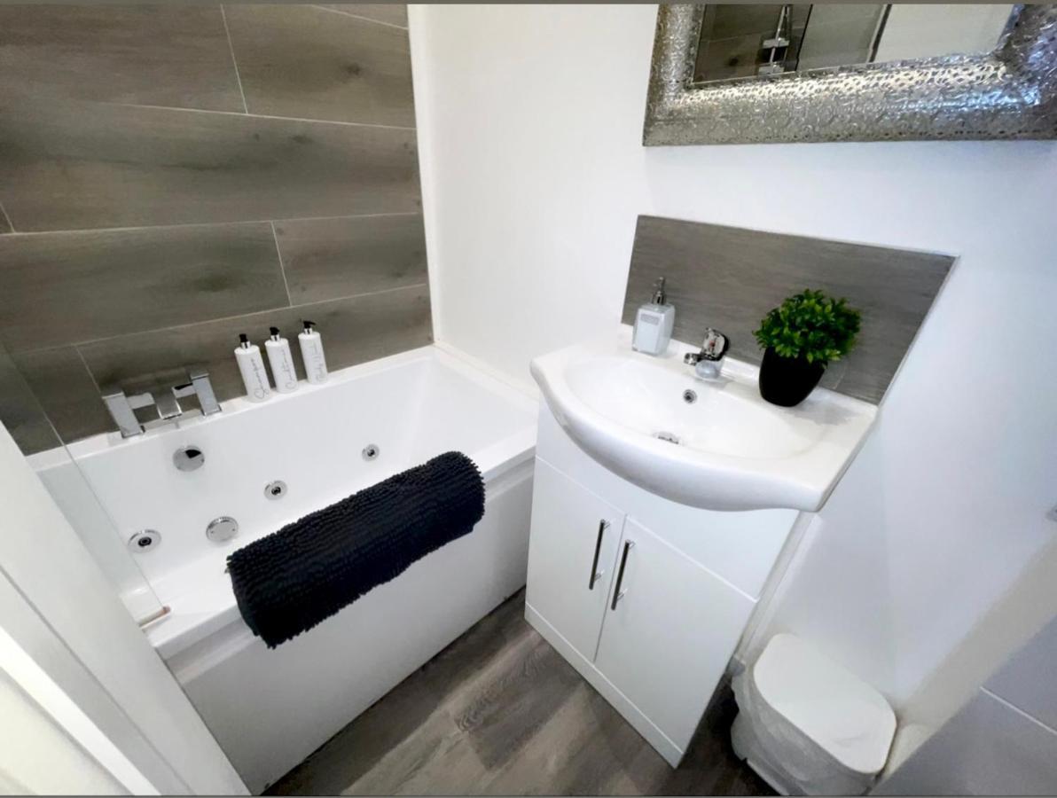 Albert Luxury Hottub & Jacuzzi Apartments Blackpool Kültér fotó