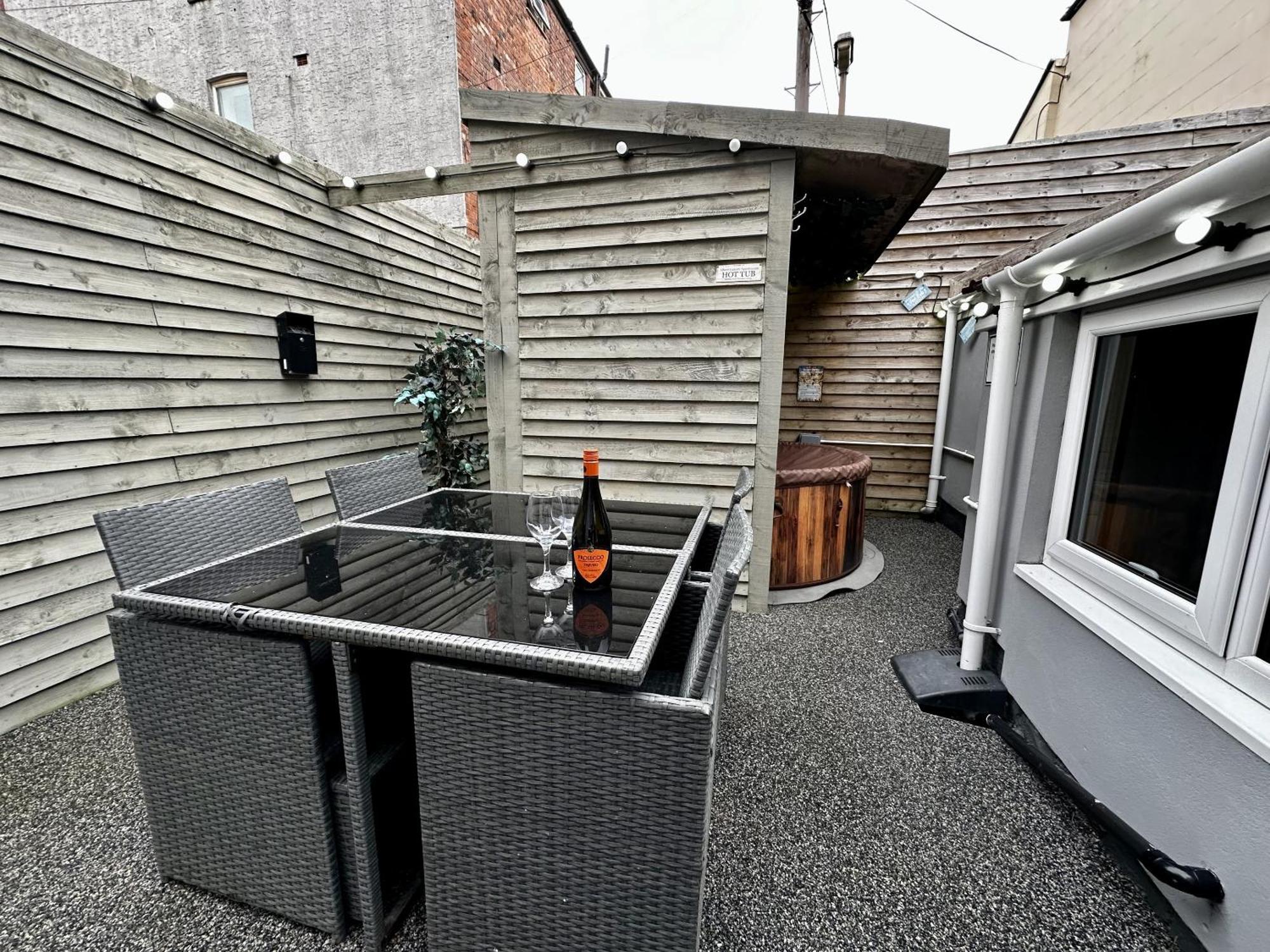Albert Luxury Hottub & Jacuzzi Apartments Blackpool Szoba fotó